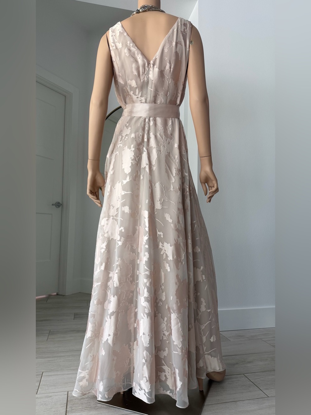 Tahari Arthur S. Levine Champagne Floral Satin Gown – Size 8 - Picture 6 of 13